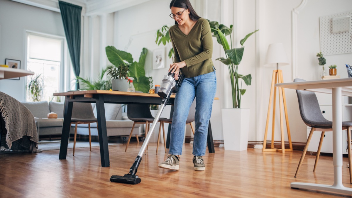 aspirateur balai sur du parquet